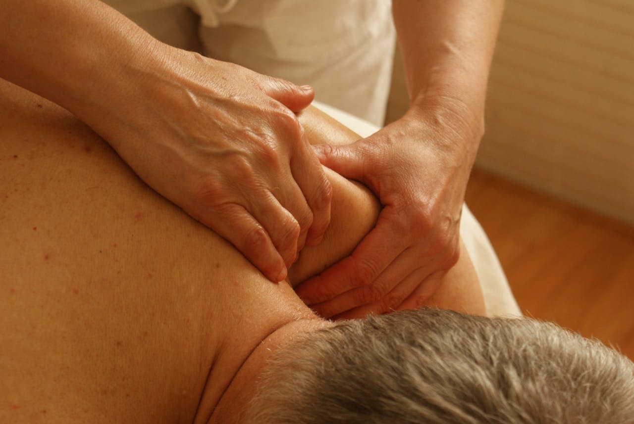 services-04 Close-up of a therapist giving a relaxing shoulder massage, enhancing wellness and stress relief.
